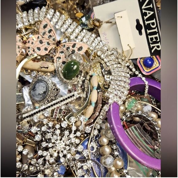 Huge 2 LB Vintage 2 Now Jewelry Lot- MYSTERY BOX~ Gold Silver Rhinestone Pearls - Picture 13 of 16